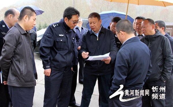 韩波)5月3日上午,忻州市公安局局长杨梅喜带领市局党委班子成员袁小波
