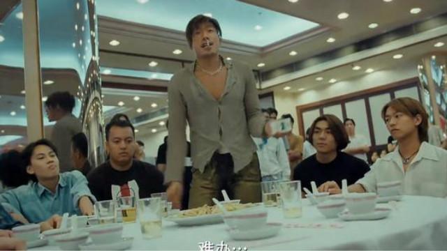古惑仔大飞就是霸气,拍卖会多出块钱激怒乌鸦张耀扬掀桌子