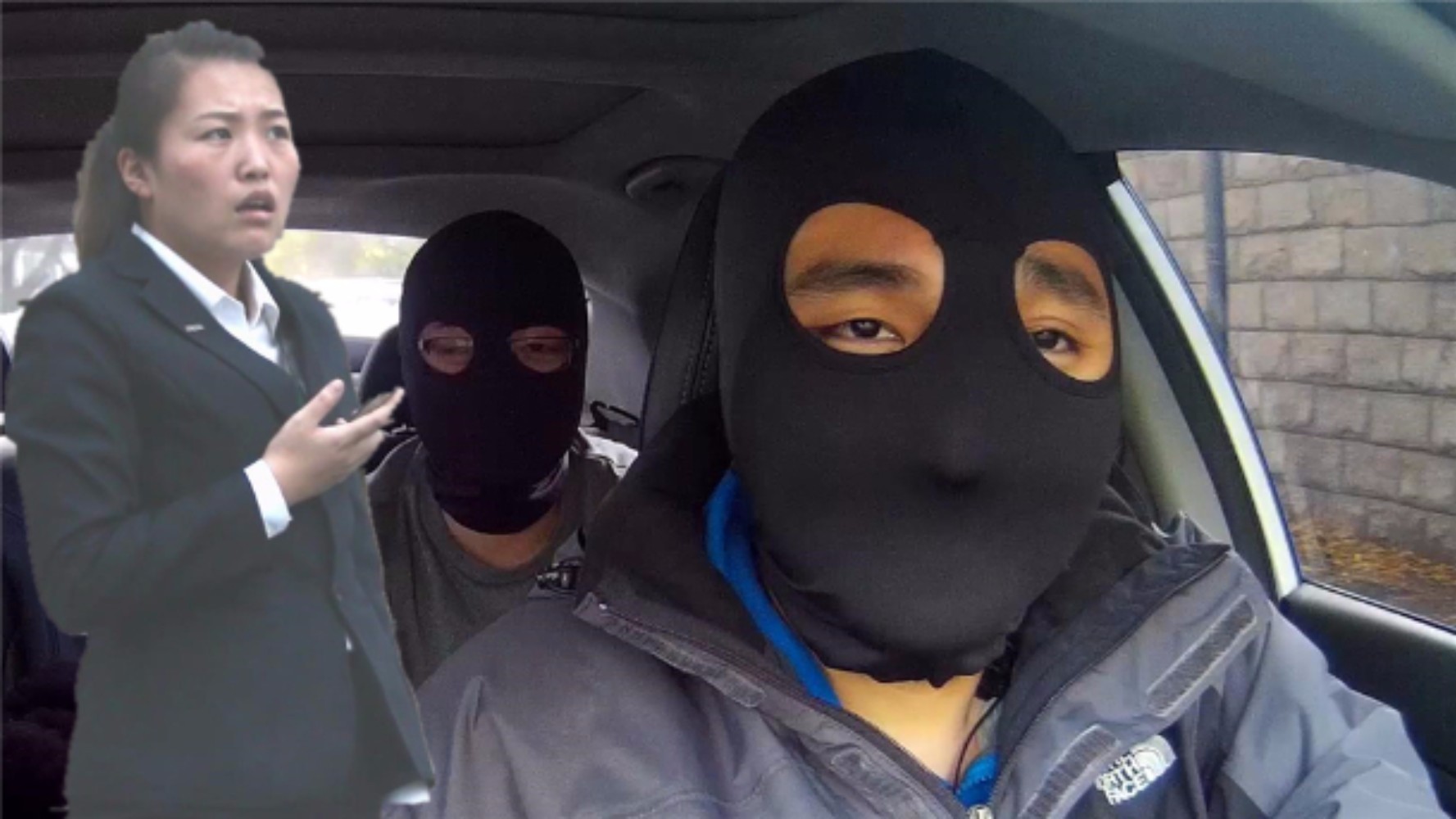 疯狂恶搞:戴着黑头套照样去银行!