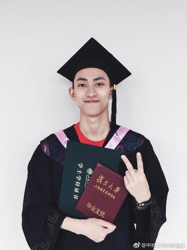 远看张一山,近看王大陆,复旦高材生参加快男海选秒速走红