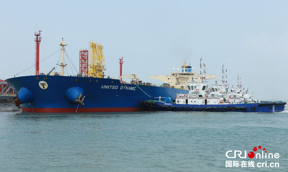 运载14万吨原油的"苏伊士"油轮靠泊在中缅原油管道起点——缅甸的