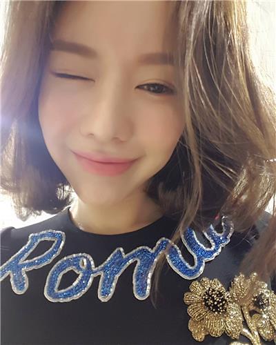 韩星金雅中短发亮相 微笑自拍