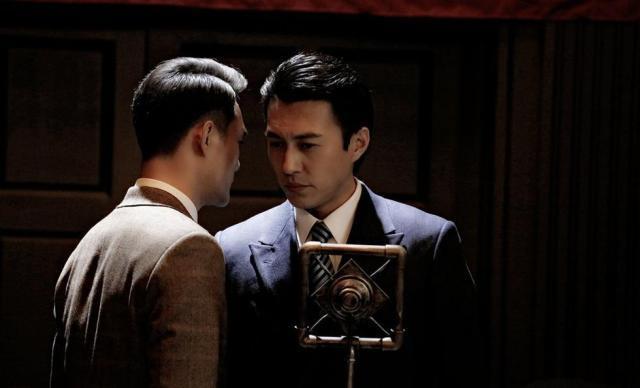 观众的应该就是《伪装者》了,靳东饰演的明楼,在那个风雨飘摇的年代