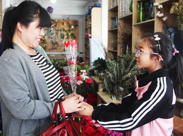 母亲节:小记者鲜花送送母亲