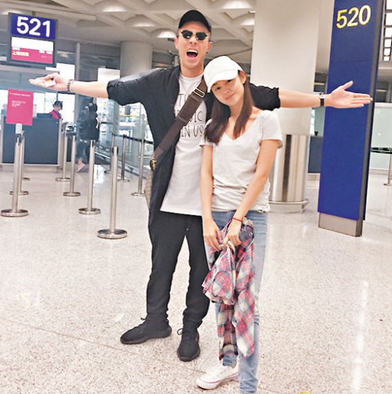 周柏豪卫诗雅赴沪宣传被困一晚 机场内狂吃四餐