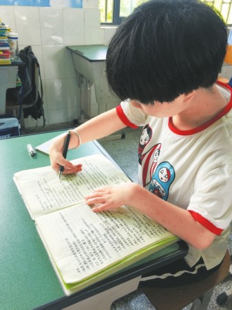 书写困难女生靠手腕移动完成高考:我和别人没什么不同
