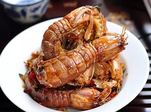 大连那边叫虾爬子, 香港叫攋尿虾, 还有好多好听的名儿: 螳螂虾,爬