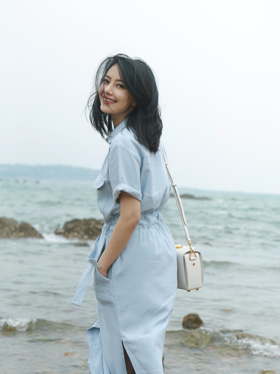 好美!高圆圆海边随拍 秀发飘逸甜笑迷人