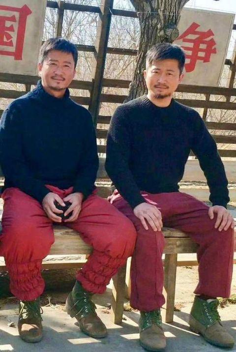 吴京和替身今日合影曝光,网友们惊叹这也特像了,像是双胞胎!