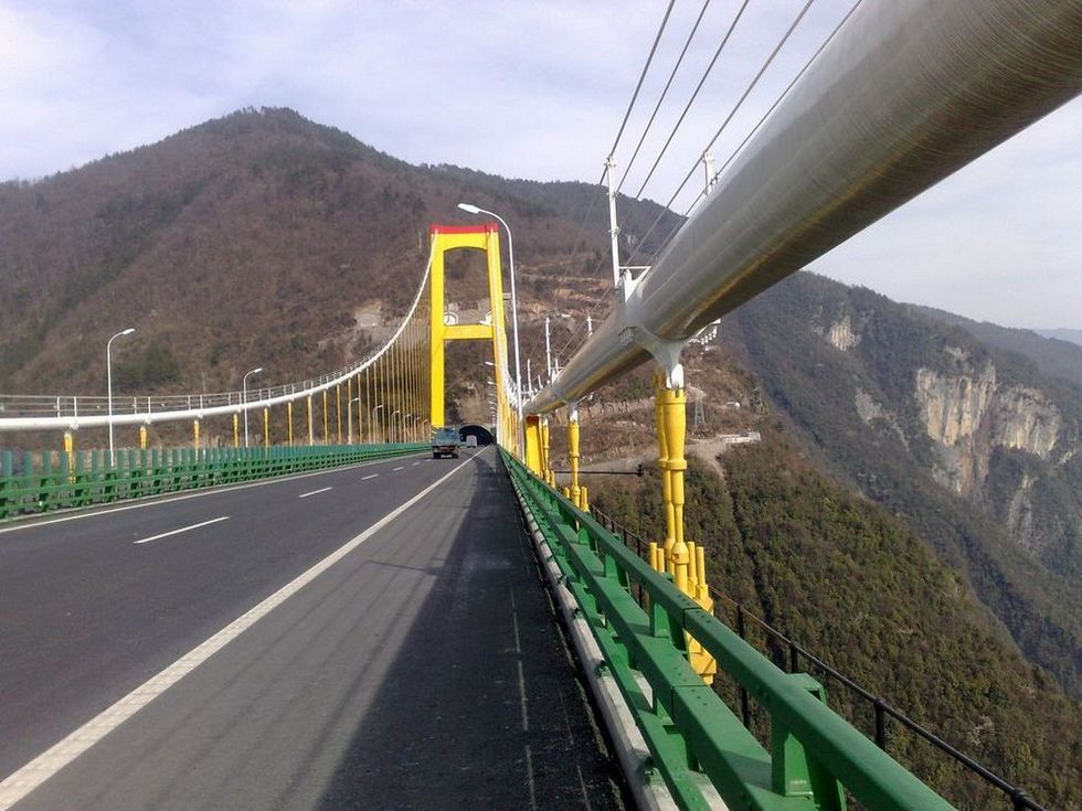 桥面行车道与峡谷谷底高差达560m,比目前世界最高桥法国米约大桥还要