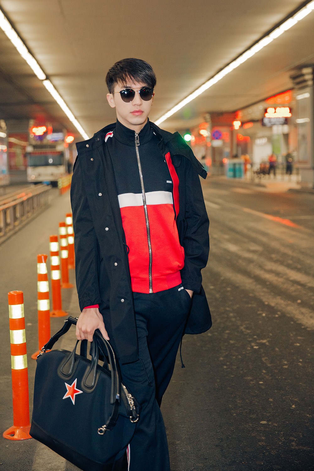 许魏洲启程巴黎时装周 机场遭迷妹包围心情好