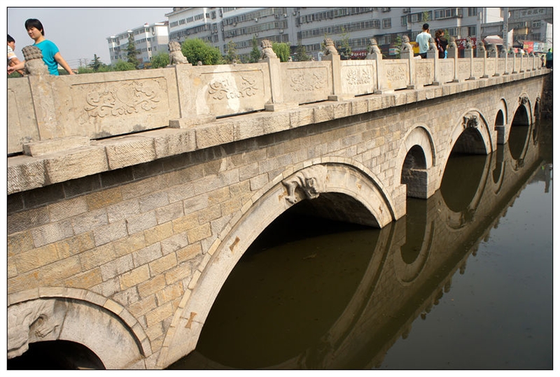学步桥位于邯郸市内沁河之上,为古城南北交通要冲,沁河原名牛首水