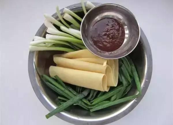 煎饼卷大葱,干豆腐卷大葱这都是东北名菜!哪个东北人不爱?