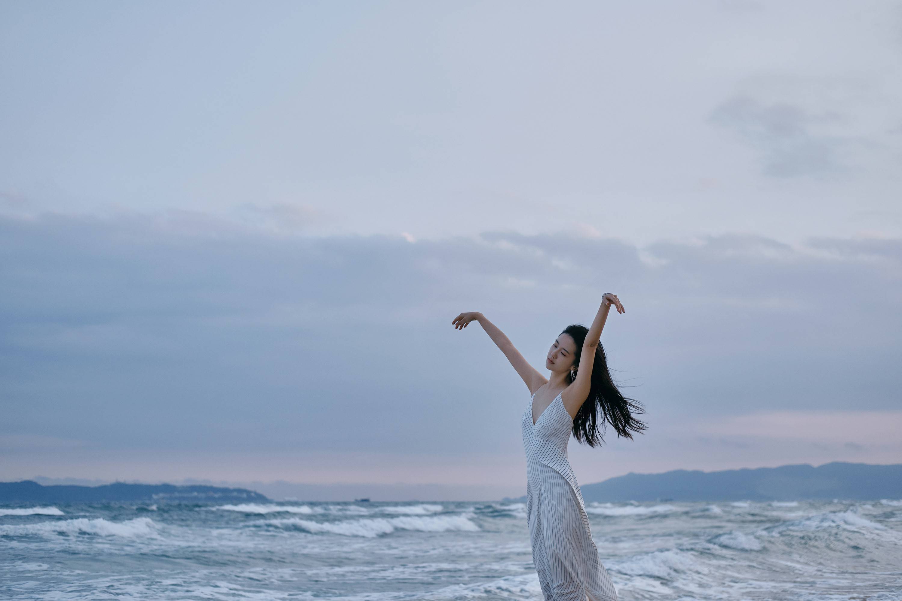 许龄月海边氛围感大片曝光 一袭白裙浪漫温柔尽显随性