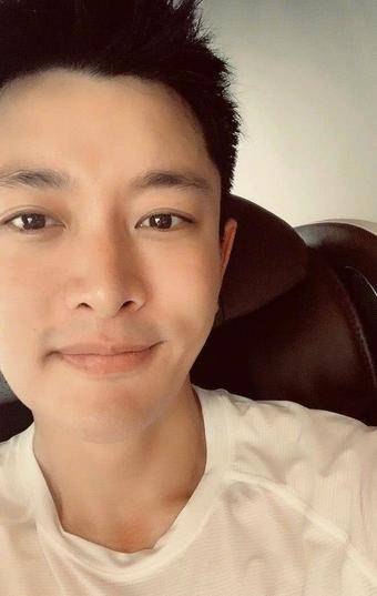 贾乃亮久违晒自拍照,露出慈父般的微笑,终于走出了阴霾