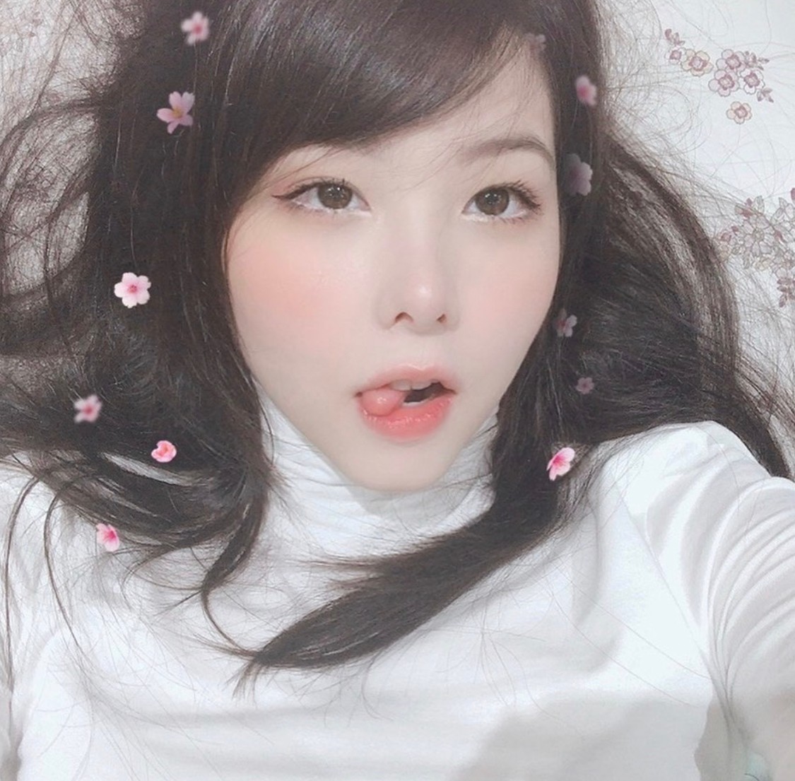 mayumi更新ins晒美照并表白:lpl我爱你