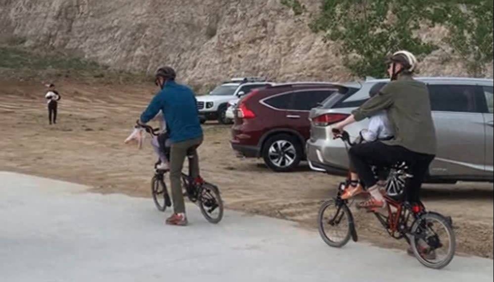 撒贝宁夫妇带娃骑行