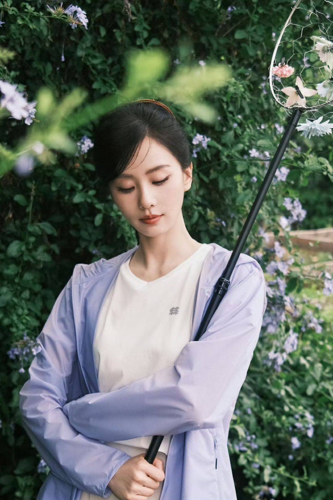 发型上刘诗诗扎起高马尾编发活力感拉满